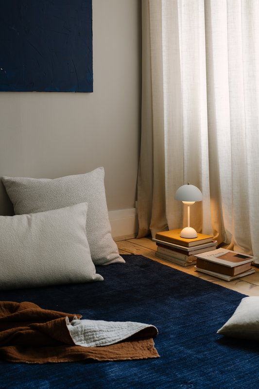 Flowerpot VP9 Portable Lamp matte white