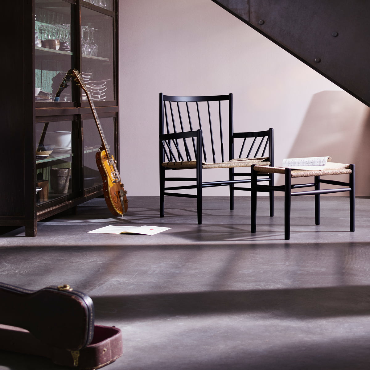 J82 Lounge Chair, Black Frame/Natural Seat