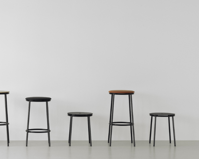 Circa Stool 45 cm Black Steel, Black Oak
